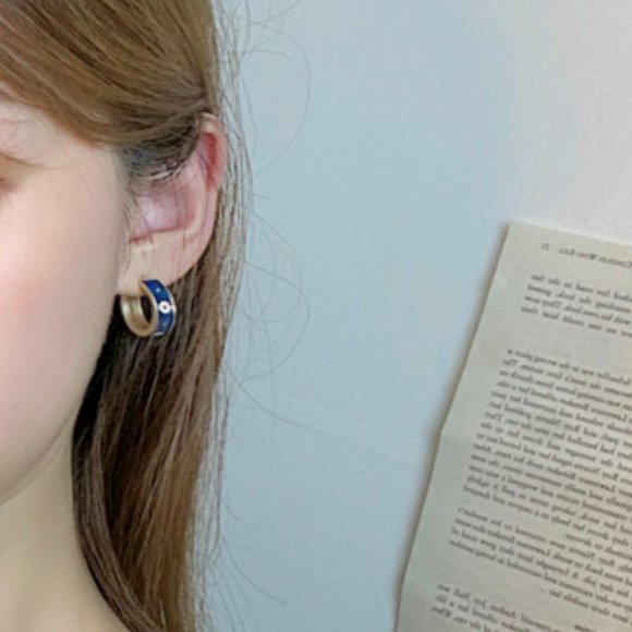 💙Enamel Daisy Earrings Small Hoops - Picture 3 of 7